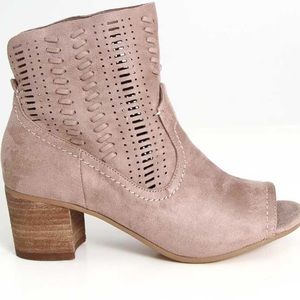 Savior peep toe with stitching and cut outs